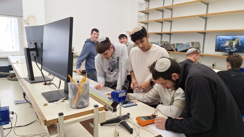 גאווה מקומית! ישיבת אמית נחשון הוכרזה כמצטיינת משרד החינוך לשנת תשפ"ו