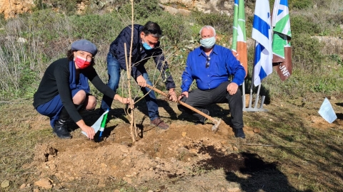 שר החקלאות נטע עץ במחאה נגד הבנייה ברכס לבן (3).jpg