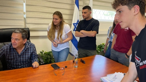 חילופי שלטון 3.jpg