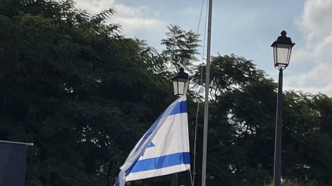 הורדת הדגל לחצי התורן במהלך הטקס.jpeg