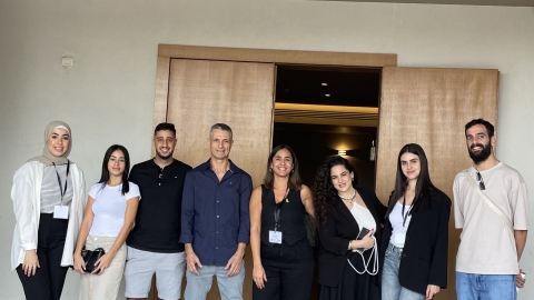 ראש המועצה, אבישי כהן וליבנת כהן, מנהלת מרכז הצעירים במועצה עם סטודנטים וסטודנטית.jpeg