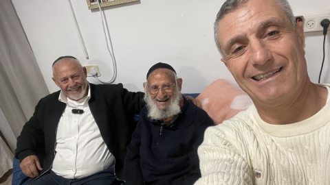 ראש המועצה יחד עם חיים בוטה.jpeg