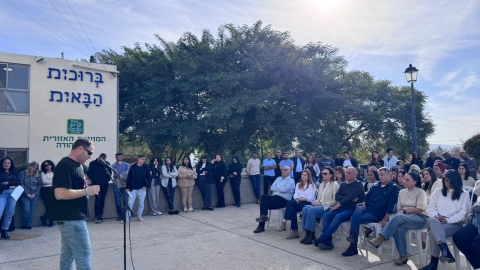 אביו של אופיר אנגל בטקס להעלאת המועות לחטופות ולחטופים במועצה.jpeg