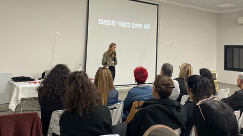 דניאל אלוני, ששוחררה משבי חמאס בהרצאה במושב בקוע שבמועצה.jpeg