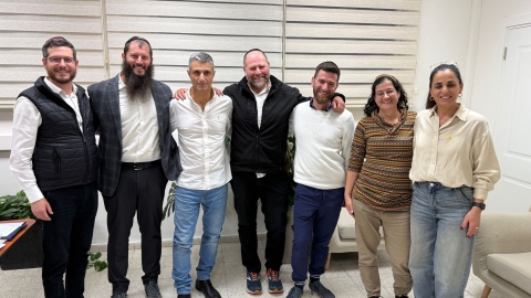 ראש המועצה אבישי כהן בלשכתו עם משלחת רבנים מדרום אפריקה.jpg