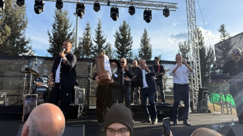 ראש_המועצה_אבישי_כהן_והרפויקט_של_רביבו_בהופעה.jpg