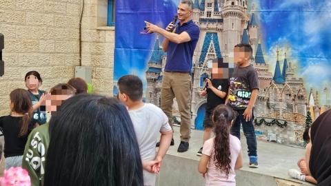 ראש המועצה באירוע פתיחת הקיץ בעין נקובא.jpg