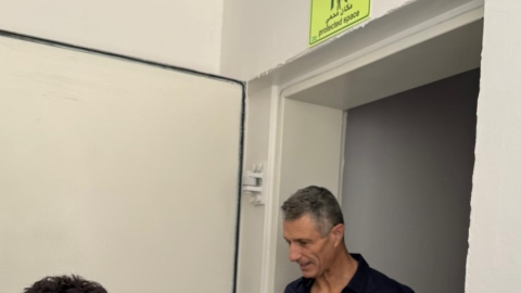 ראש המועצה אבישי כהן במיגוניות בבית ספר קרוב.jpg