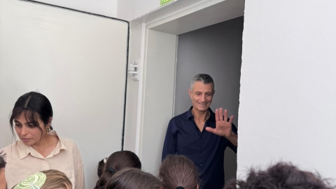 ראש המועצה אבישי כהן במיגוניות בבית ספר קרוב1.jpg